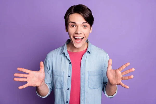 Foto von jungen Kerl glücklich positives Lächeln erstaunt Schock überrascht Nachrichtenverkauf isoliert über violette Farbe Hintergrund — Stockfoto