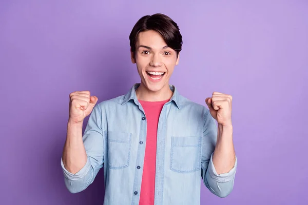 Foto von jungen Kerl glücklich positives Lächeln feiern Hurra Fan Sieg Sieg isoliert über violetten Farbhintergrund — Stockfoto