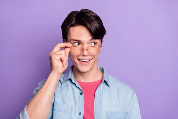 Foto van jonge man blij positieve glimlach nieuwsgierig blik leeg ruimte bril geïsoleerd over paarse kleur achtergrond — Stockfoto