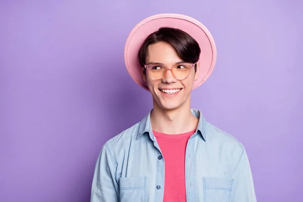 Zdjęcie młody przystojny facet szczęśliwy pozytywny uśmiech nosić okulary kapelusz izolowane na fioletowy kolor tła — Zdjęcie stockowe