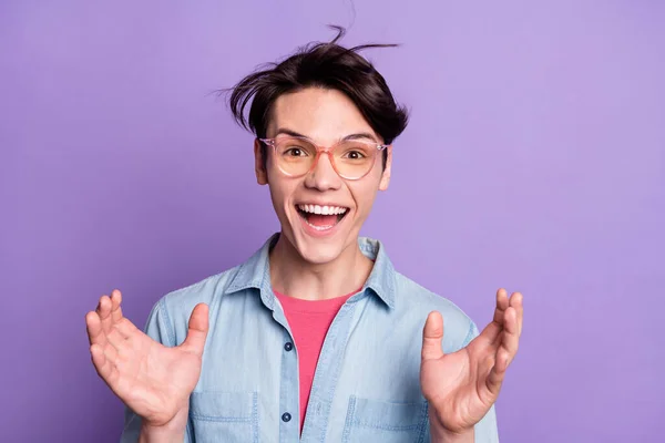 Foto de jovem louco cara feliz sorriso positivo surpreendido chocado reação omg wow isolado sobre cor roxa fundo — Fotografia de Stock