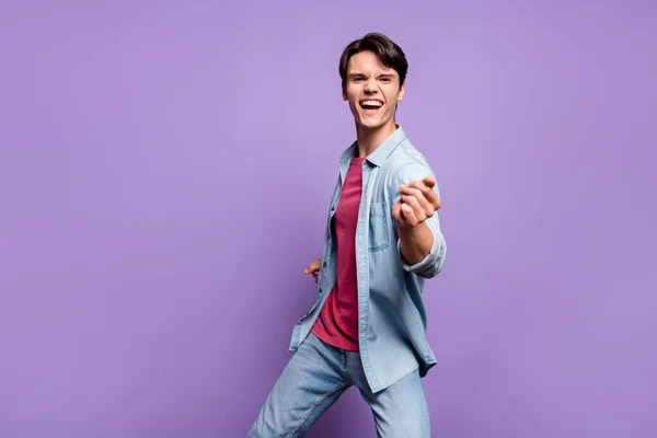 Zdjęcie młody podekscytowany facet szczęśliwy pozytywny uśmiech klub taniec wydarzenie izolowane na fioletowy kolor tła — Zdjęcie stockowe