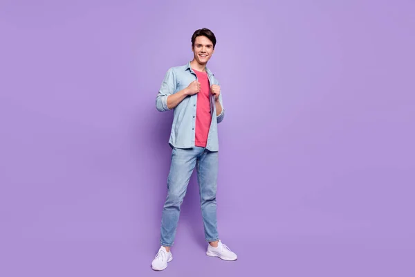 Pełna długość zdjęcie młody przystojny mężczyzna szczęśliwy pozytywny uśmiech pewny siebie odizolowany na fioletowy kolor tła — Zdjęcie stockowe