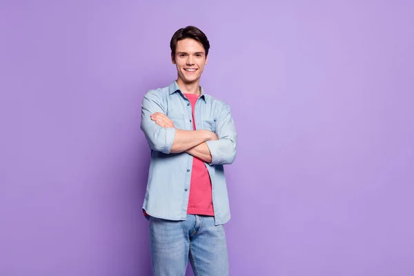 Zdjęcie młodego człowieka szczęśliwy pozytywny uśmiech złożone ręce smart ceo izolowane na fioletowym tle koloru — Zdjęcie stockowe