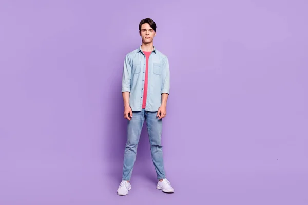 若いビジネス男の完全な長さの写真を身に着けているカジュアル服スマート立って隔離された紫の色の背景 — ストック写真