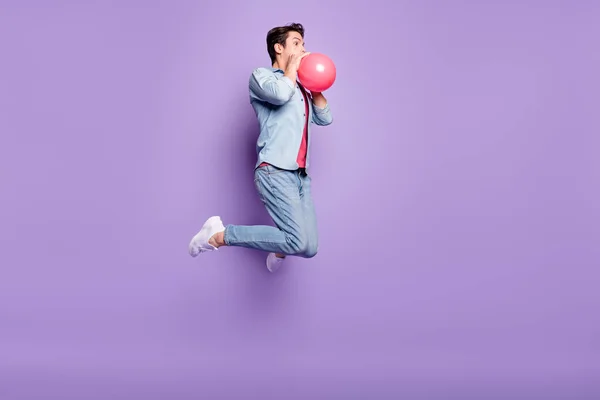 Foto lateral do perfil de tamanho completo da decoração do balão de ar do sopro do cara jovem preparar salto isolado sobre fundo de cor roxa — Fotografia de Stock