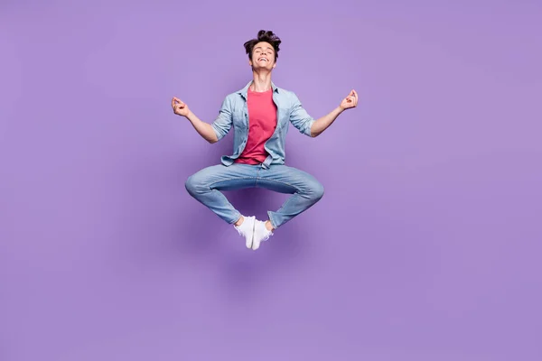Pleine longueur photo de jeune gars heureux sourire positif saut yoga zen méditer isolé sur fond de couleur pourpre — Photo