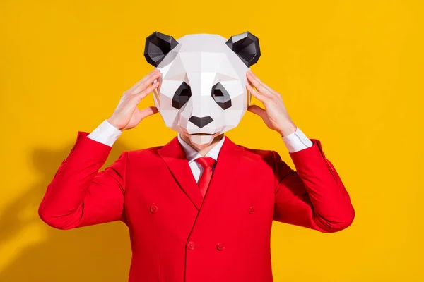 Foto av självsäker panda cosplay kille händer mask poserar bära röd kostym slips isolerad på gul färg bakgrund — Stockfoto