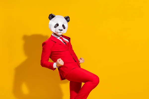Şaşkınlık içindeki muzaffer adamın fotoğrafı. Panda maskesi takın. Kırmızı kravat sarı arka planda. — Stok fotoğraf