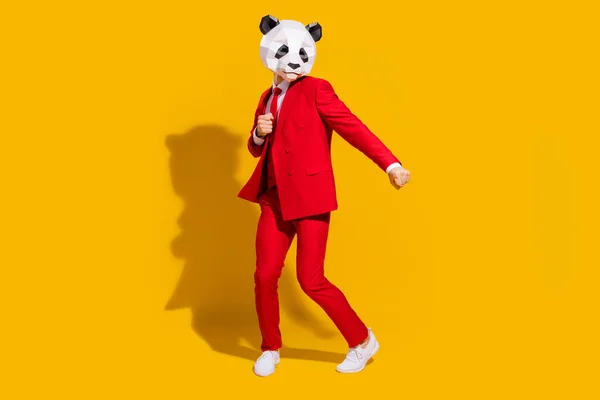 Pozitif çılgın pandanın fotoğrafı. Dans etmeyi sever. Maske takar, sarı arka planda izole edilmiş kırmızı kravat takar. — Stok fotoğraf