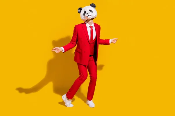 Foto de descuidado disco panda chico danza divertirse desgaste máscara traje rojo corbata zapatillas aisladas en color amarillo fondo —  Fotos de Stock