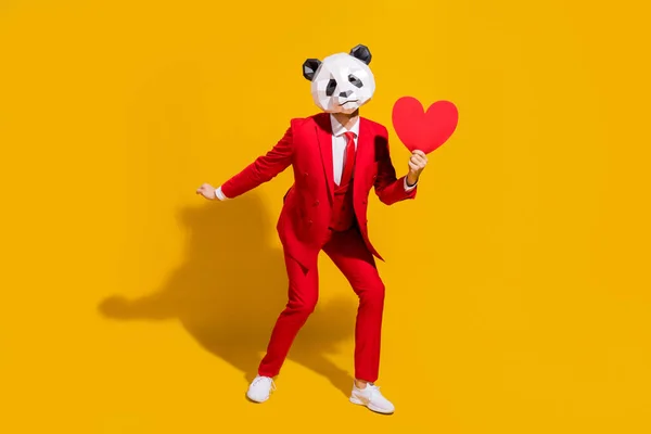 Romantik, şirin panda dans eden adamın fotoğrafı. Kalp kartı, maske, kırmızı kravat, sarı arka planda izole edilmiş spor ayakkabı. — Stok fotoğraf