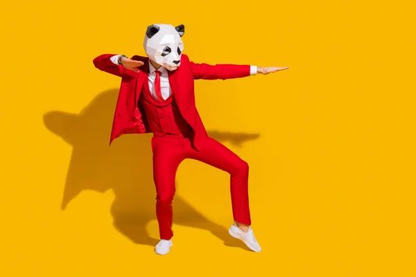 Foto del moderno ballerino panda ragazzo danza spostare indossare maschera rosso smoking cravatta scarpe isolate su sfondo di colore giallo — Foto Stock