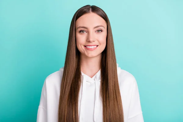 Photo de adorable jeune femme douce porter sweat-shirt blanc souriant isolé turquioise fond de couleur — Photo