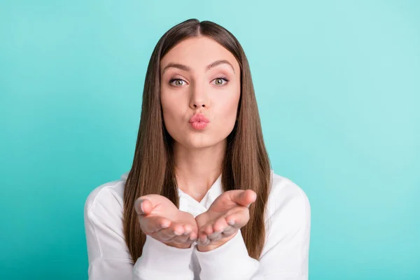 Foto de encantadora linda mujer joven vestida con capucha blanca que le envía brazos beso aislado color verde azulado fondo —  Fotos de Stock