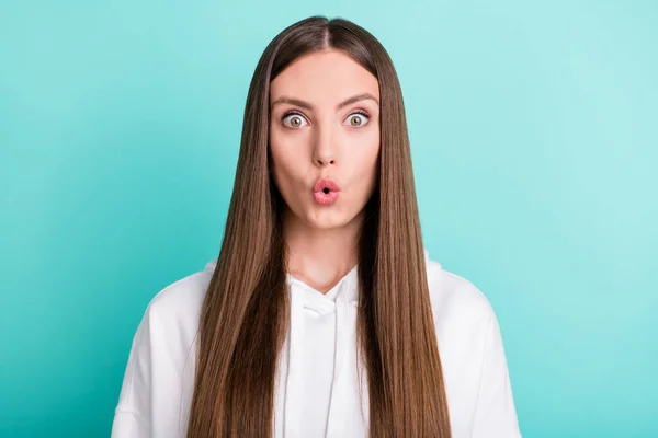 Πορτρέτο της ελκυστική κατάπληκτος μακριά μαλλιά girl pout χείλη κοιτάζοντας τα μάτια απομονώνονται πάνω από φωτεινό teal τυρκουάζ φόντο χρώμα — Φωτογραφία Αρχείου