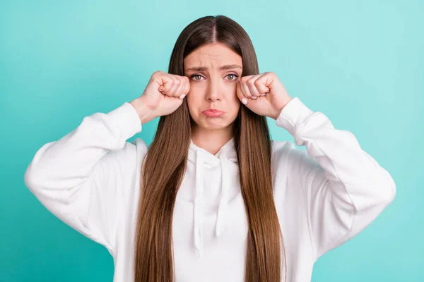 Foto van ongelukkige overstuur jonge vrouw huilen slecht humeur vasthouden handen gezicht tranen geïsoleerd op teal kleur achtergrond — Stockfoto