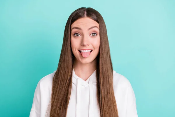 Foto de bastante funky joven dama usar sudadera blanca sonriente mostrando la lengua aislado turquioise color fondo — Foto de Stock