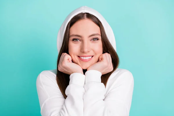 Foto de doce adorável jovem senhora desgaste branco sweatshirt sorridente braços bochechas isolado turquioise cor fundo — Fotografia de Stock