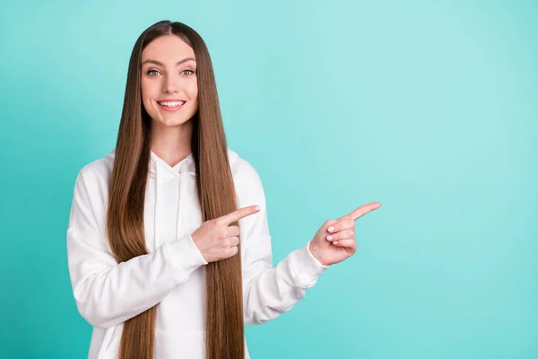 Retrato de chica alegre atractiva demostrando copia lugar vacío espacio ad idea aislado sobre fondo de color turquesa verde azulado brillante — Foto de Stock