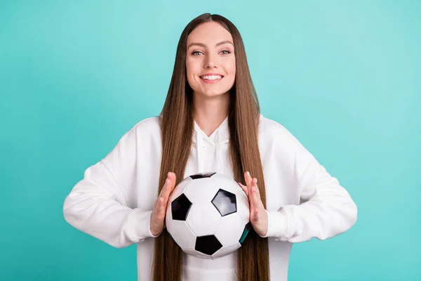 Portrét atraktivní veselá dívka držící míč hrát hru izolované přes světlé tyrkysové barvy pozadí — Stock fotografie