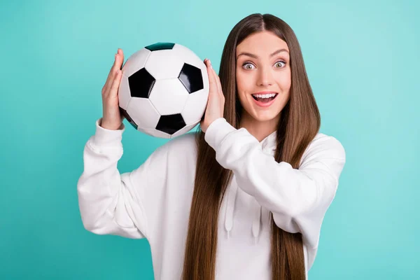 Foto von glänzend aufgeregt junge Frau gekleidet weißen Kapuzenpulli lächelnd fangen Fußball isoliert Krickente Farbe Hintergrund — Stockfoto
