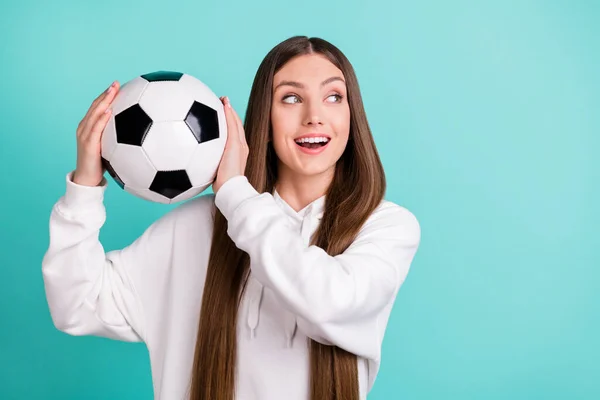 Retrato de chica alegre atractiva sosteniendo tiro bola pase golpeó jugando aislado sobre brillante verde azulado color turquesa fondo — Foto de Stock