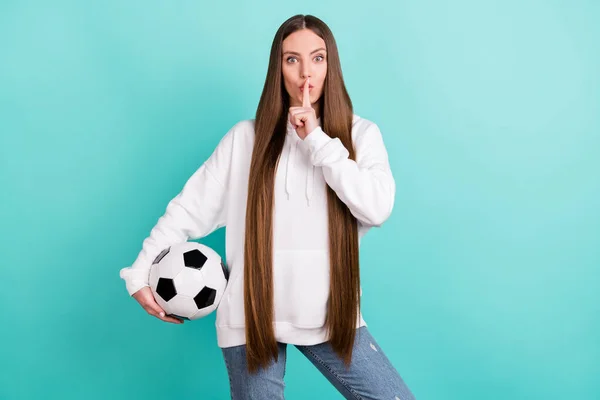 Foto de jovem mulher silenciosa segurar dedo rosto boca segredo jogo de futebol aposta isolada no fundo cor pastel teal — Fotografia de Stock