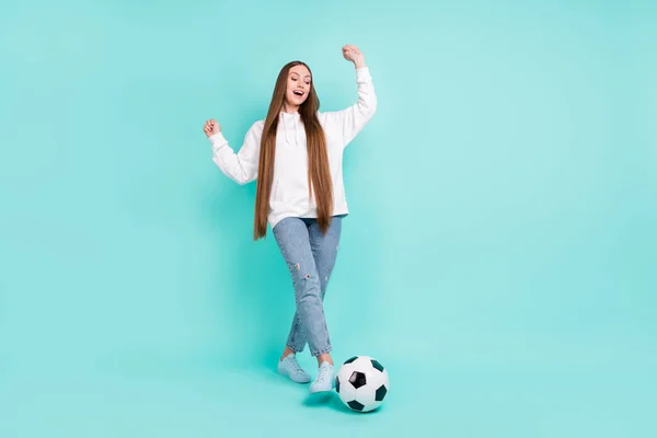 Foto de sorte brilhante jovem mulher vestida com capuz branco sorrindo ganhando jogo de futebol levantando punhos isolado cor teal fundo — Fotografia de Stock