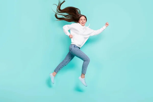 Full length μέγεθος του σώματος άποψη του αρκετά χαρούμενο κίνητρο κορίτσι άλμα τρέχει απομονωμένο πάνω από φωτεινό τυρκουάζ φόντο χρώμα — Φωτογραφία Αρχείου