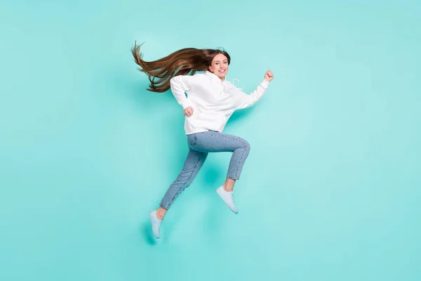 Lunghezza completa dimensione del corpo vista di bella allegra ragazza di successo salto in esecuzione isolato su luminoso verde acqua colore sfondo — Foto Stock