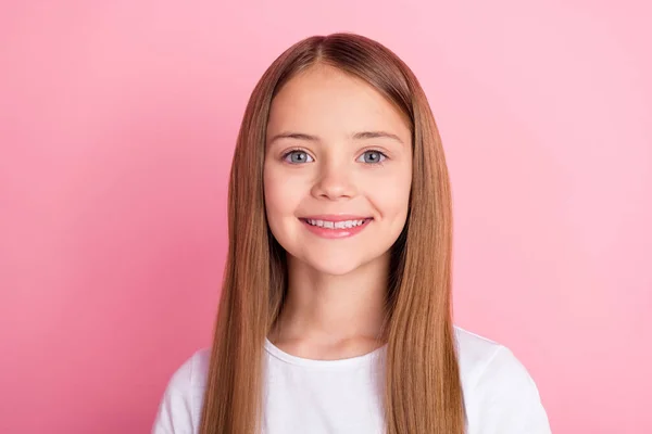 Foto de bela loira pequena menina desgaste branco t-shirt isolado no fundo cor-de-rosa — Fotografia de Stock