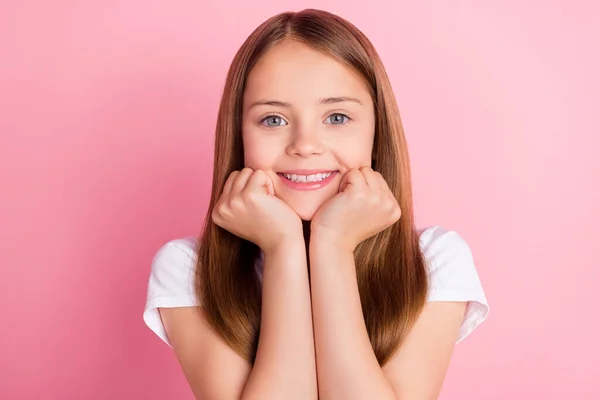 Foto av härlig blond liten flicka händer ansikte bära vit t-shirt isolerad på rosa färg bakgrund — Stockfoto