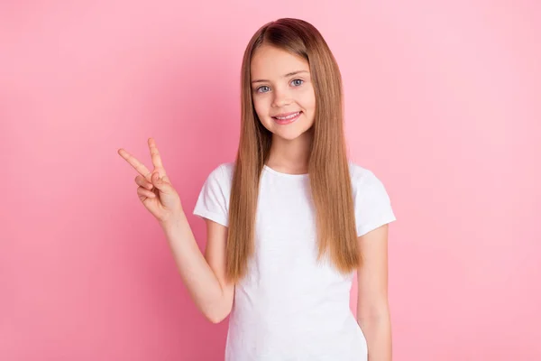 Bild av cool blond liten flicka visa v-tecken bära vit t-shirt isolerad på rosa färg bakgrund — Stockfoto