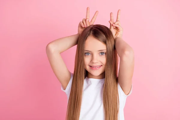 Fotografie funky blond holčička show v-sign nosit bílé tričko izolované na růžovém pozadí — Stock fotografie