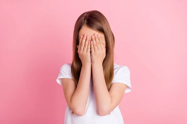 Photo de petite fille blonde près du visage porter t-shirt blanc isolé sur fond de couleur rose — Photo