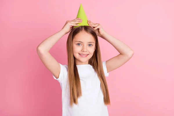 Fotografie hezké blond holčička ruce klobouk nosit bílé tričko izolované na růžovém pozadí — Stock fotografie
