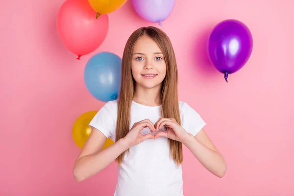 Фотография оптимистичной блондинка маленькие руки девушки сердце носить белые воздушные шары футболки летать изолированы на розовом фоне цвета — стоковое фото