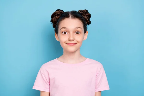 Φωτογραφία από γοητευτικό χαριτωμένο μικρό κορίτσι χαμόγελο καλή διάθεση έκπληκτος φορούν casual ρούχα που απομονώνονται σε μπλε φόντο χρώμα — Φωτογραφία Αρχείου