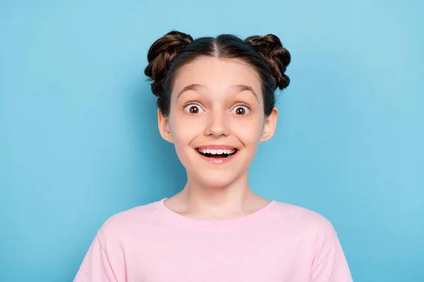 Фото здивованої шокованої маленької щасливої дівчинки реакції Новини продаж обличчя ізольовані на пастельному синьому кольоровому фоні — стокове фото