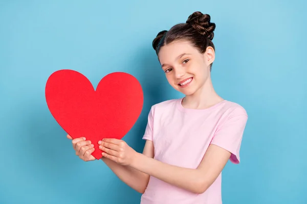 Foto de jovem feliz positivo alegre menina segurar as mãos vermelho papel coração sorriso isolado no fundo de cor azul pastel — Fotografia de Stock
