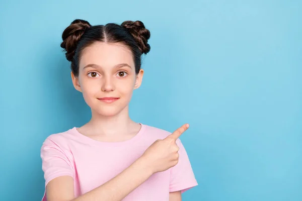 Foto von fröhlichen jungen glücklich kleines Geschenk Punkt Zeigefinger leeren Raum Lächeln isoliert auf blauem Hintergrund — Stockfoto