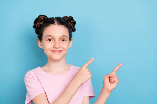 Zdjęcie zabawnej uroczej dziewczyny szkoły nosić różowy t-shirt uśmiechając wskazując palce puste miejsce odizolowane niebieski kolor tła — Zdjęcie stockowe
