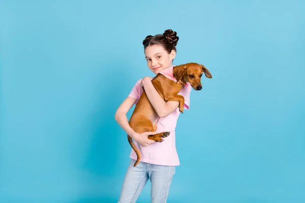 Foto di allegro giovane felice positivo piccola ragazza tenere per mano cane migliore amico isolato su sfondo di colore blu — Foto Stock