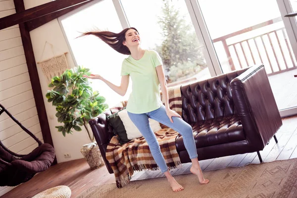 Foto de comprimento total de cool milenar senhora dança desgaste t-shirt jeans em casa sozinho — Fotografia de Stock