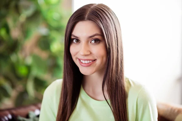 Foto de brilhante encantador jovem senhora desgaste verde t-shirt sorrindo dentro de casa quarto casa — Fotografia de Stock