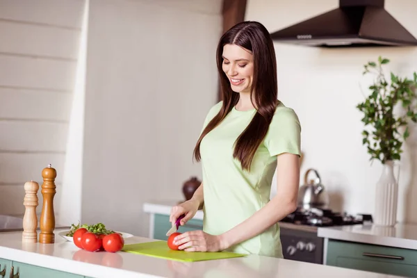 Профиль фото веселой юной леди, готовящей еду носить зеленую футболку на кухне дома в одиночку — стоковое фото