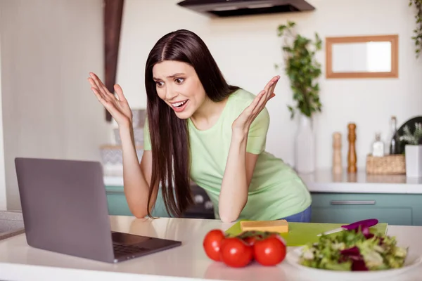 Foto van onder de indruk lang kapsel millennial dame look laptop kok dragen groen t-shirt in keuken alleen thuis — Stockfoto