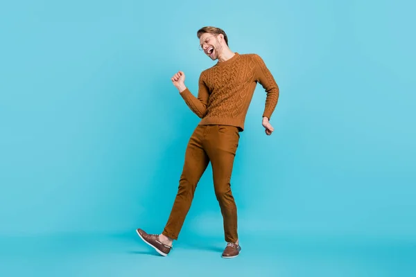 Полное фото тела молодого человека фанки настроение петь танец ношения очки улыбка изолированы на синем фоне цвета — стоковое фото