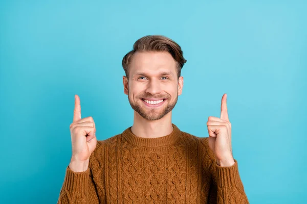 Φωτογραφία του χαρούμενος ελκυστική νεαρός άνδρας δείχνουν τα δάχτυλα μέχρι κενό χώρο πώληση λύση που απομονώνονται σε μπλε φόντο χρώμα — Φωτογραφία Αρχείου